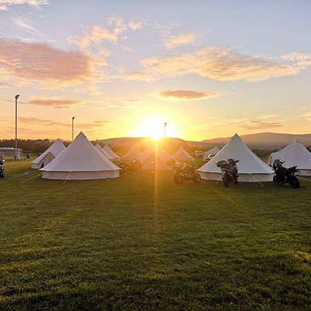 Nine Yards Bell Tents At The Tt - كاسلتاون المظهر الخارجي الصورة