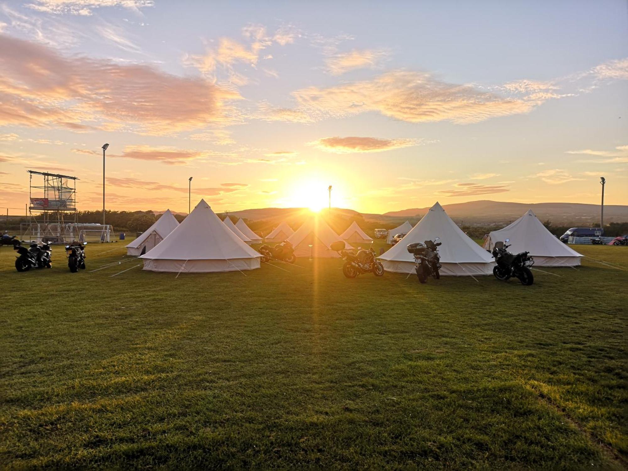 Nine Yards Bell Tents At The Tt - كاسلتاون المظهر الخارجي الصورة